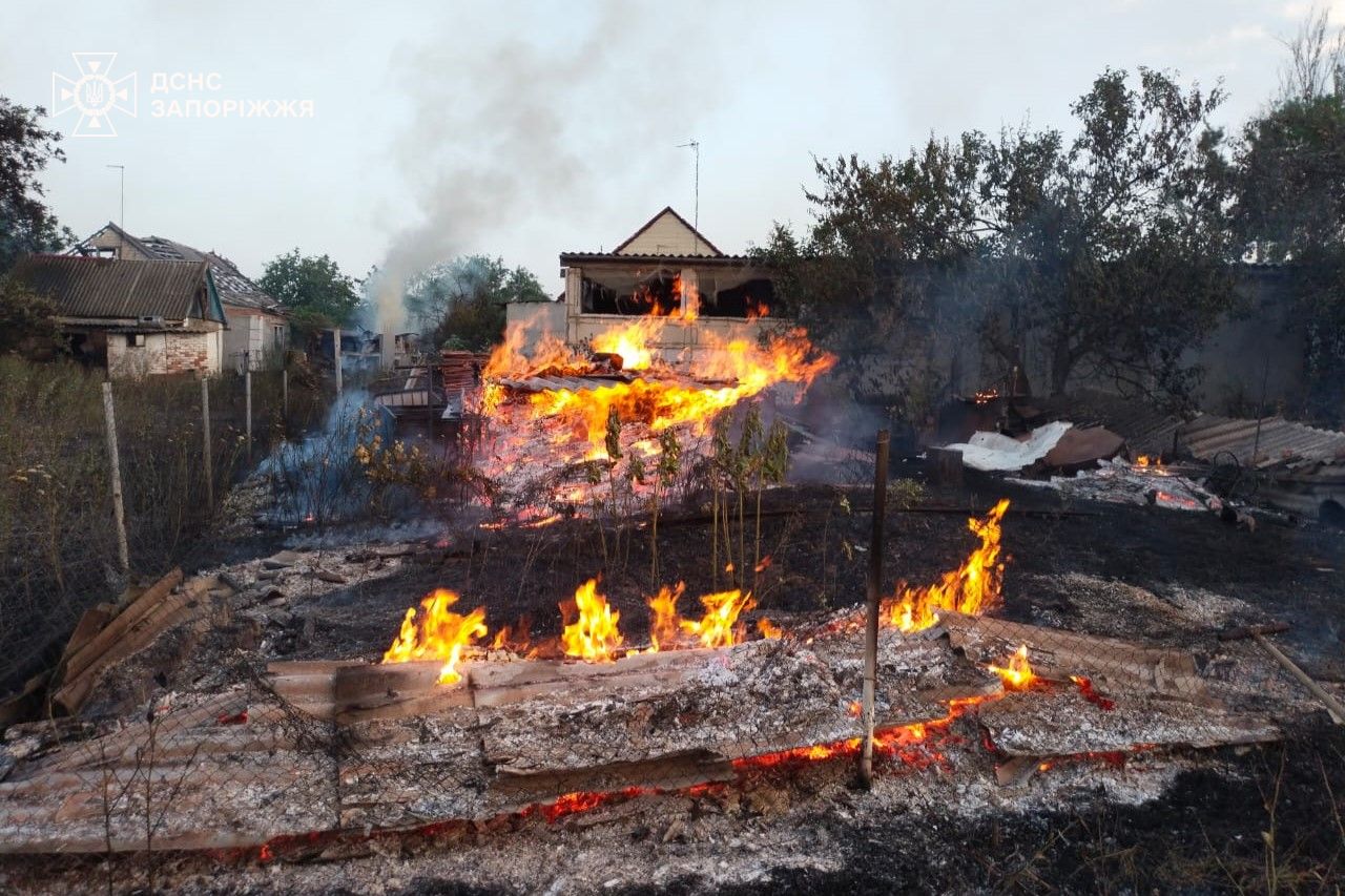 Горіли будинки, гаражі та сіно: наслідки ворожих обстрілів показали запорізькі рятувальники. ФОТО