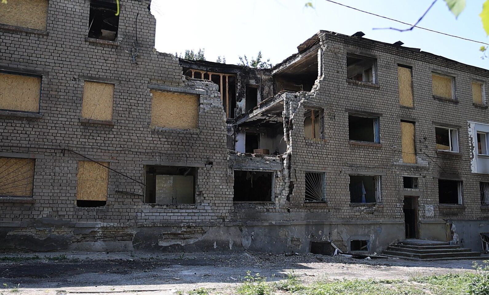 Зруйнований дроном гуртожиток на Аваліані у Запоріжжі знесуть