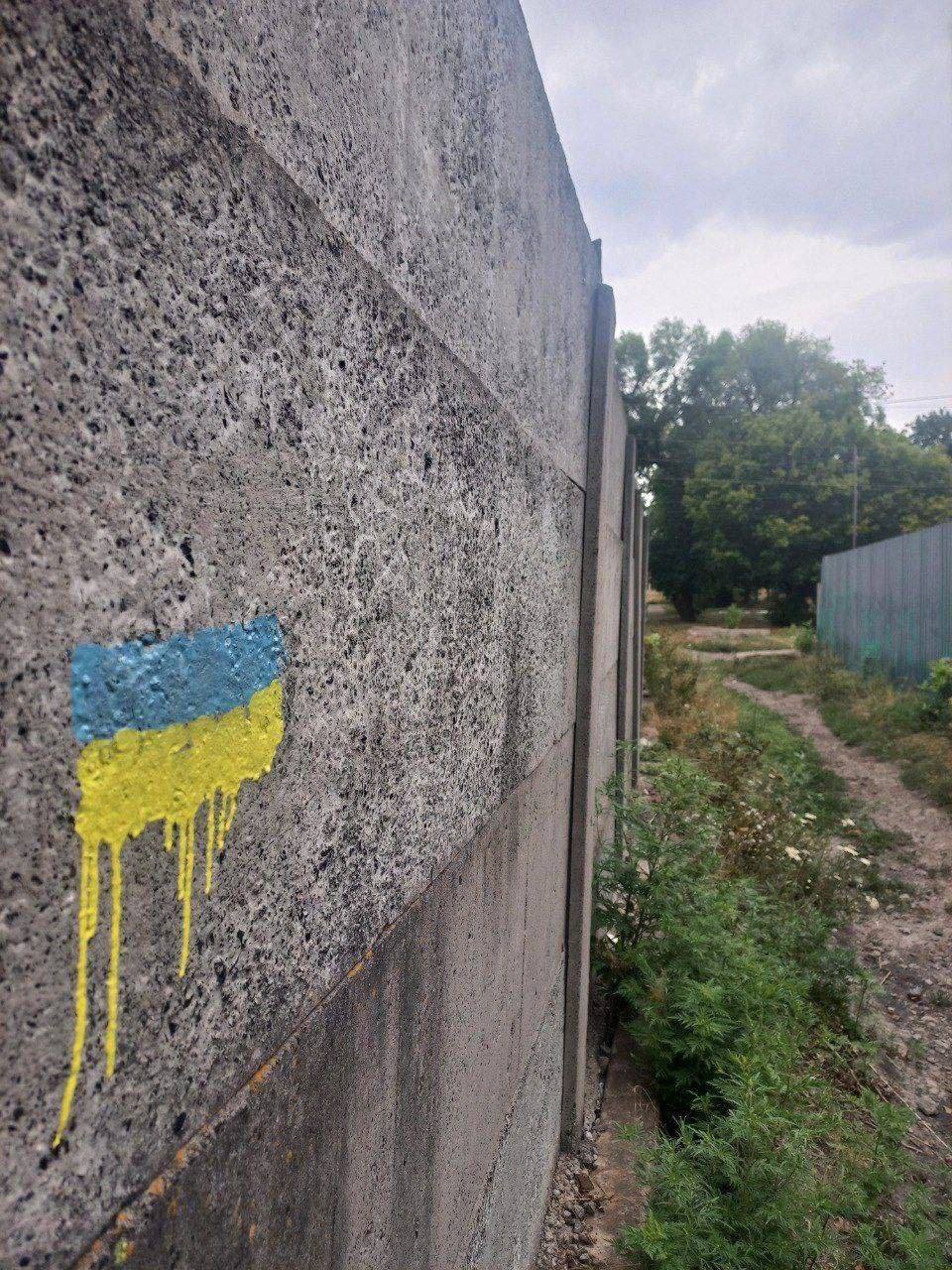 Мешканці окупованих територій на Запоріжжі відзначають День українського прапора. ФОТО