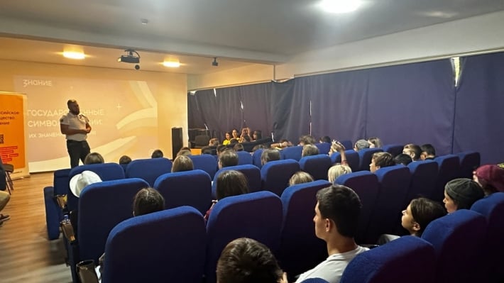 Окупанти в Бердянську змушують дітей святкувати день триколора