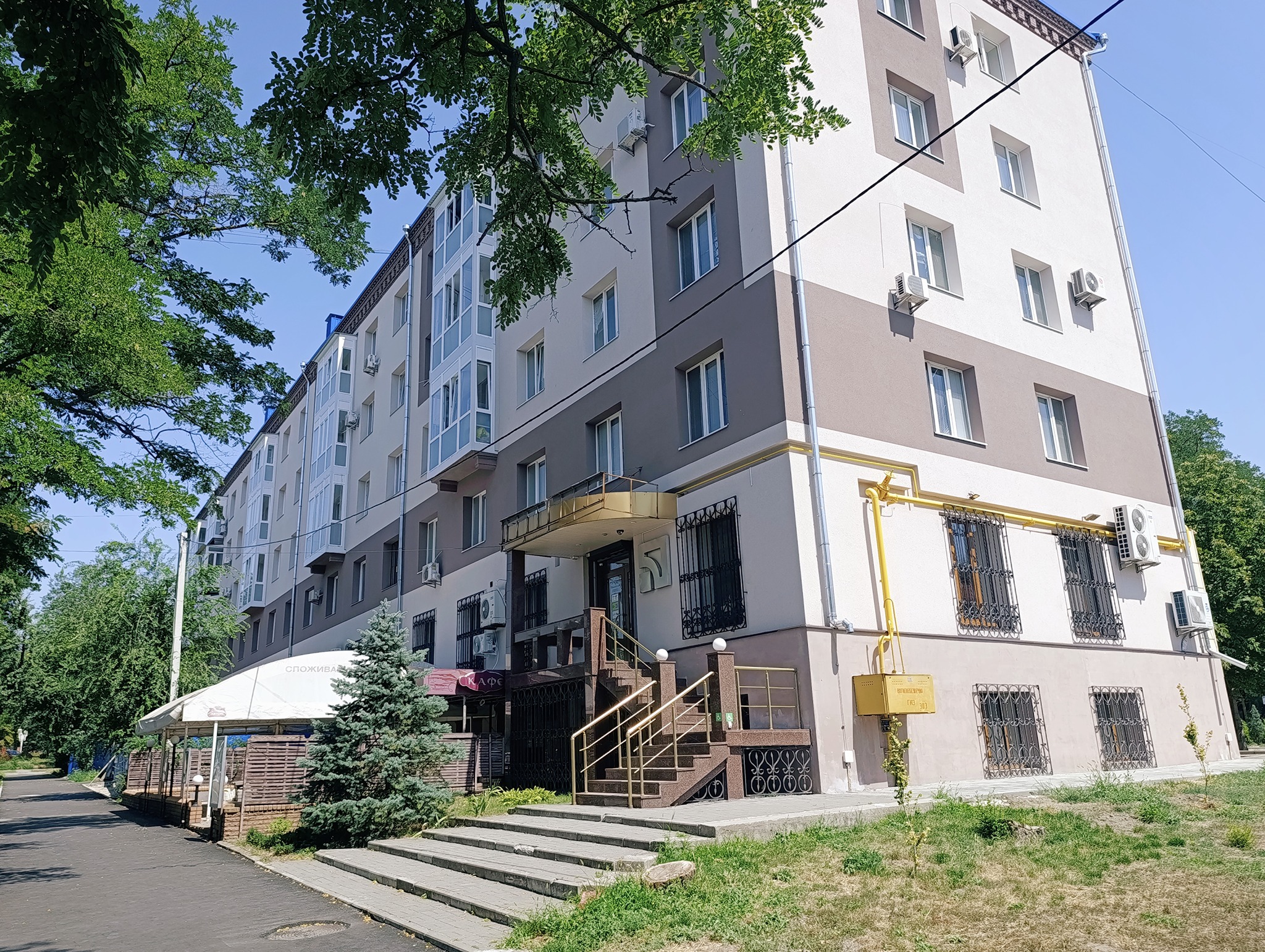 У Запоріжжі завершують ремонт зруйнованого ракетою будинку на вулиці Незалежної України. ФОТО