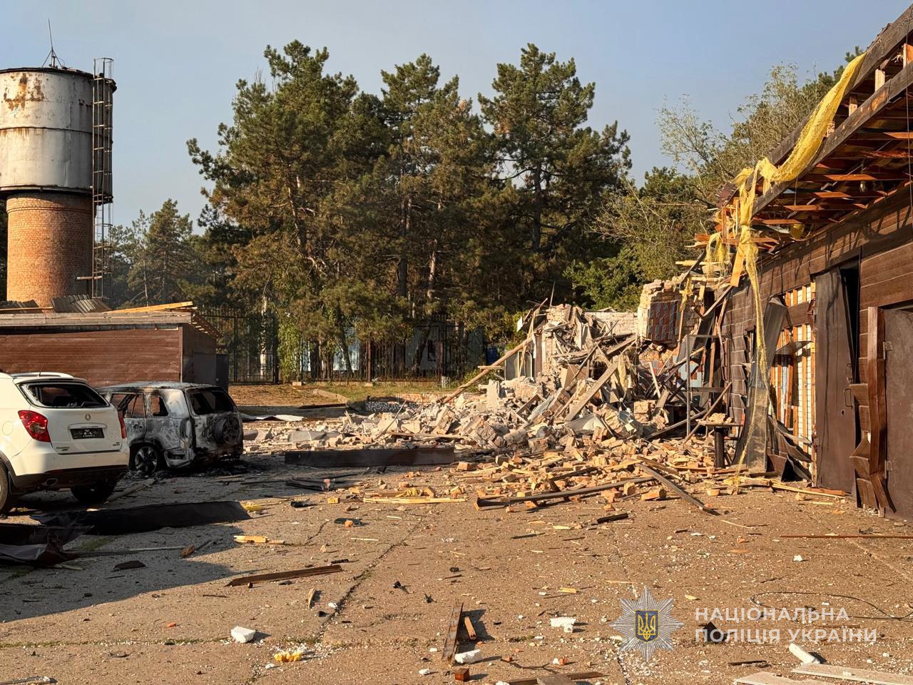 Росіяни вдарили ФАБами по базі відпочинку на Запоріжжі: є загиблі, зростає кількість поранених. ФОТО