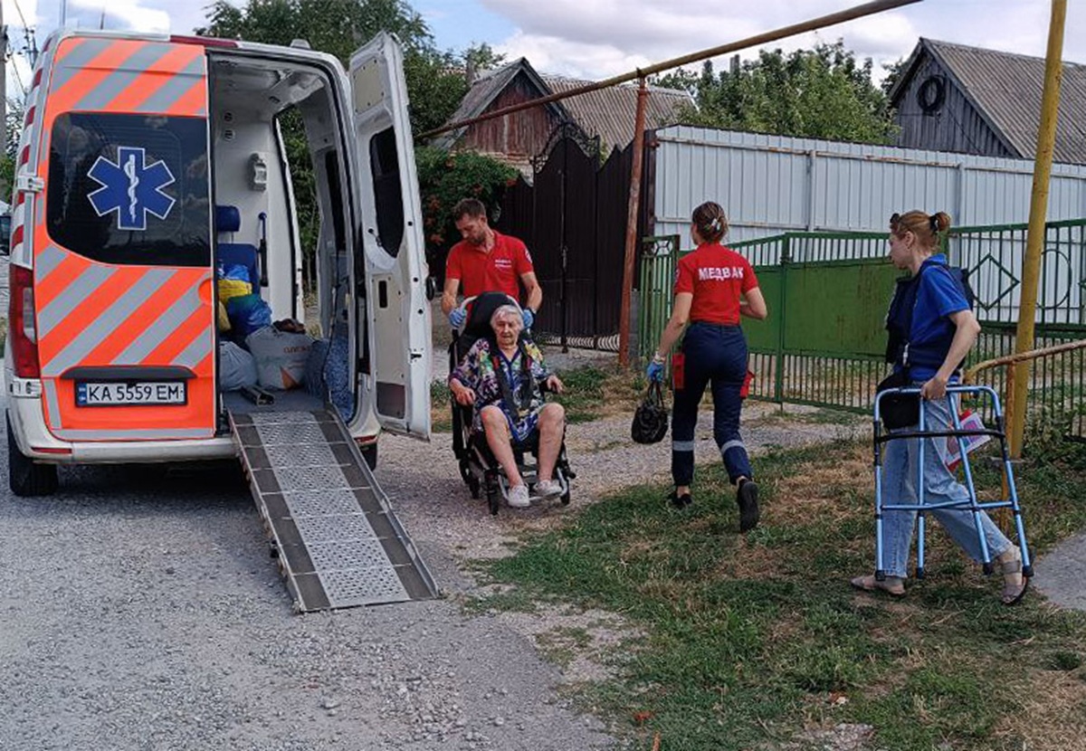 «Хочу пожити без страху»: самотніх літніх людей вивезли з прифронтових населених пунктів на Запоріжжі. ФОТО
