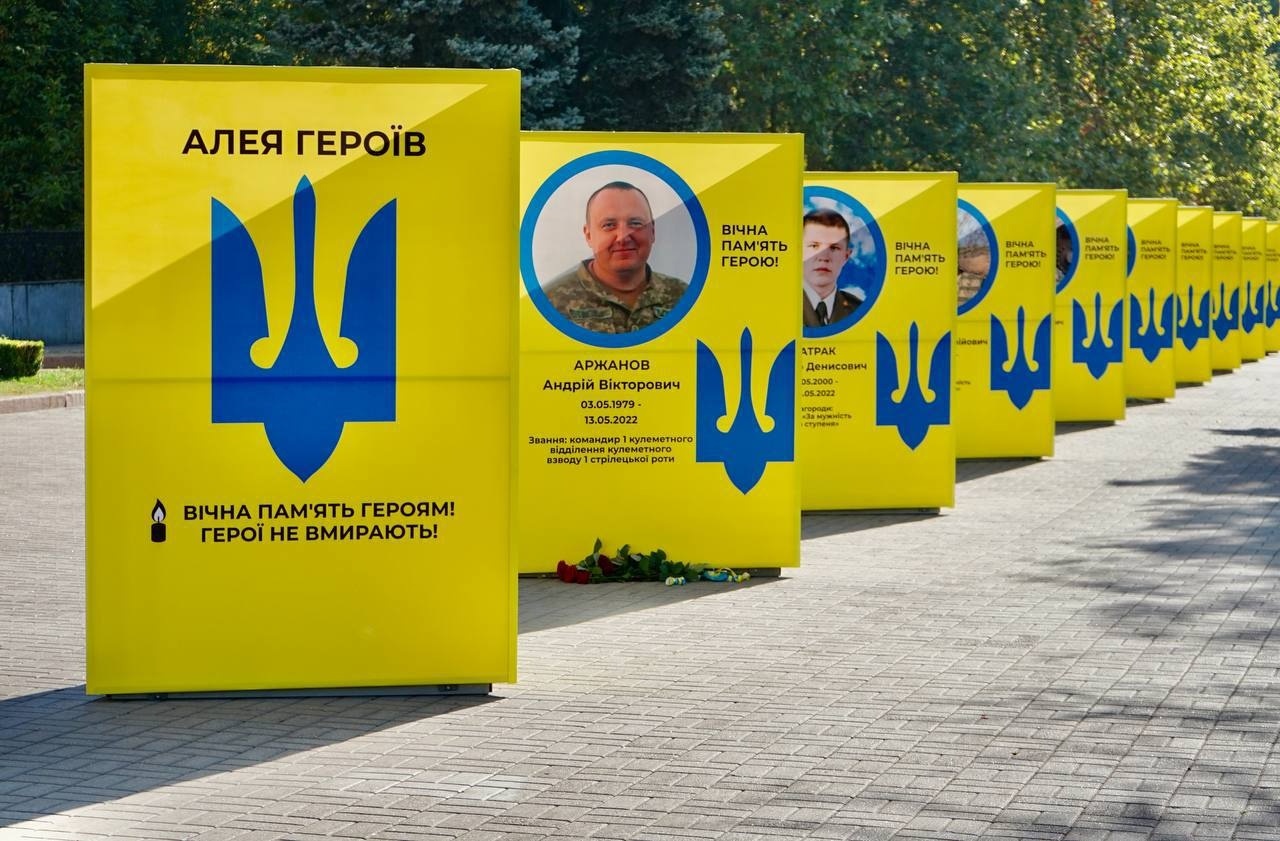 Призми з Алеї героїв у Запоріжжі запропонували віддати родинам: що вирішили