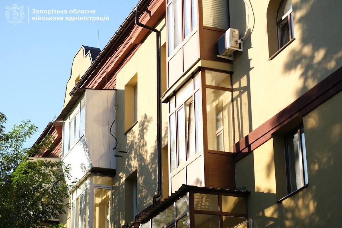 У Запоріжжі відновили будинок після обстрілів: мешканці повертаються в оселі
