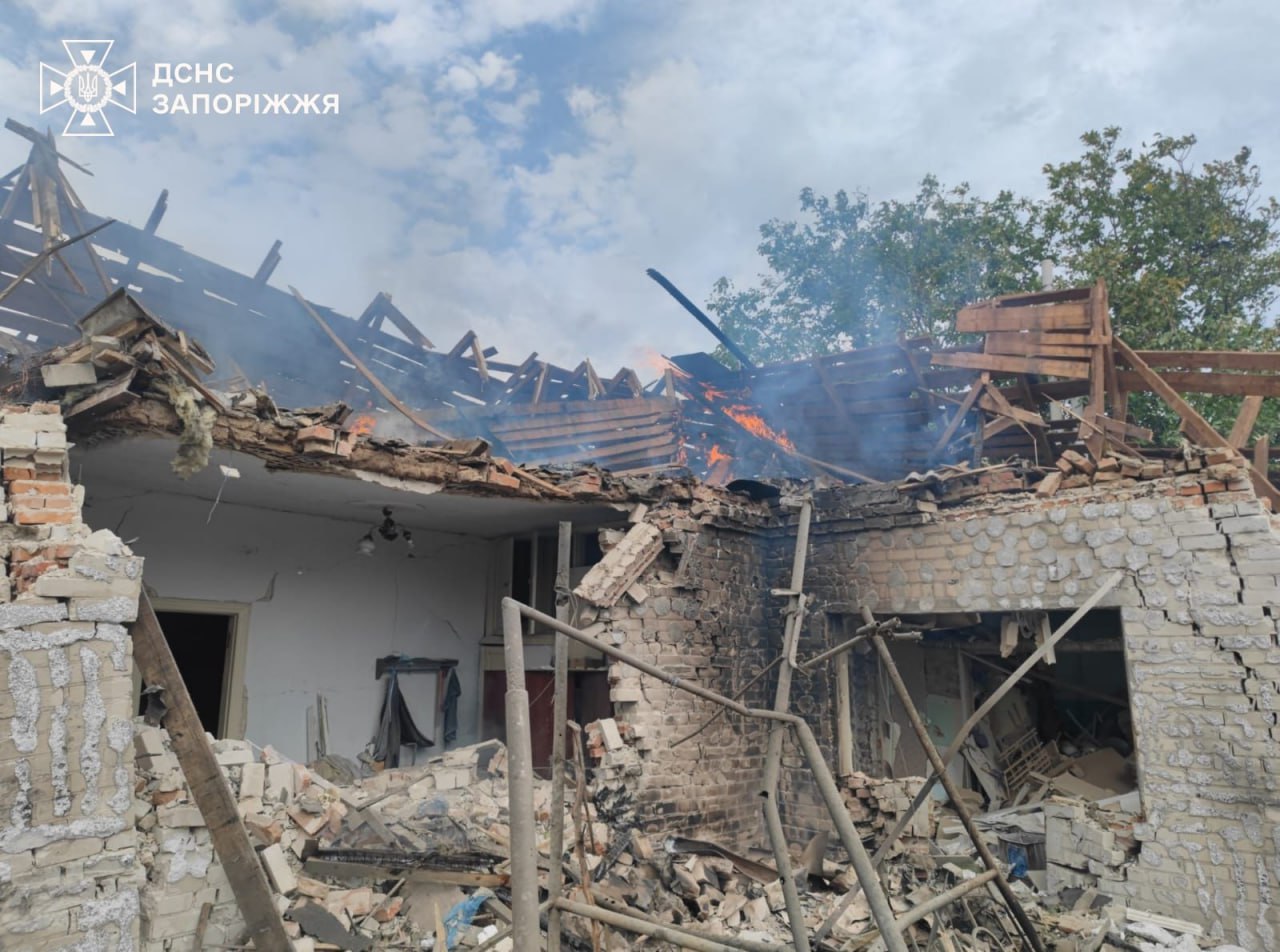 Внаслідок атаки на Запоріжжі палали будинки: рятувальники показали наслідки. ФОТО