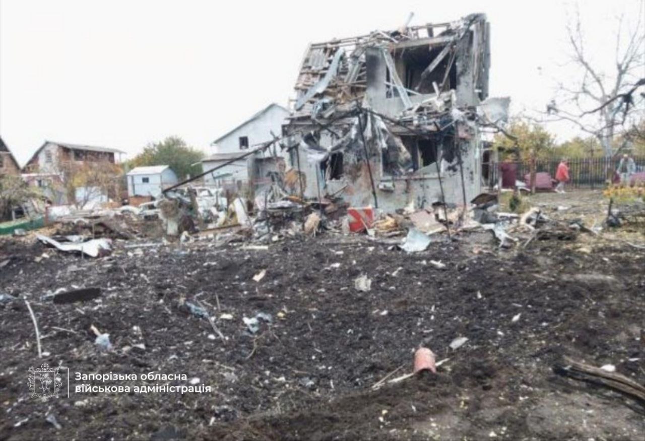 Атака на Запорізький район: бомба влучила поряд з будинком, є поранені