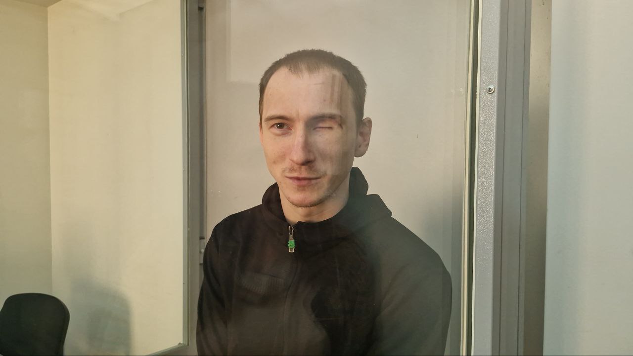 «Нічого я сказати не хочу. Ні, дякую!»: у Запоріжжі відбувся суд у справі солдата РФ, якого підозрюють в розстрілі бійця ЗСУ