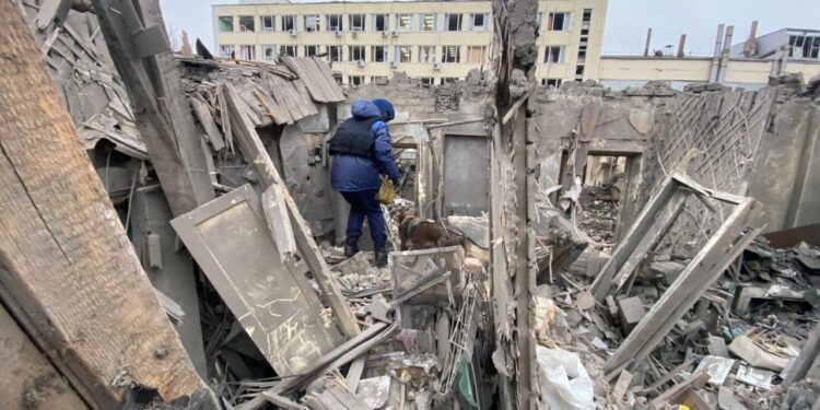Збирають уламки та закривають вікна: як Запоріжжя оговтується після атаки