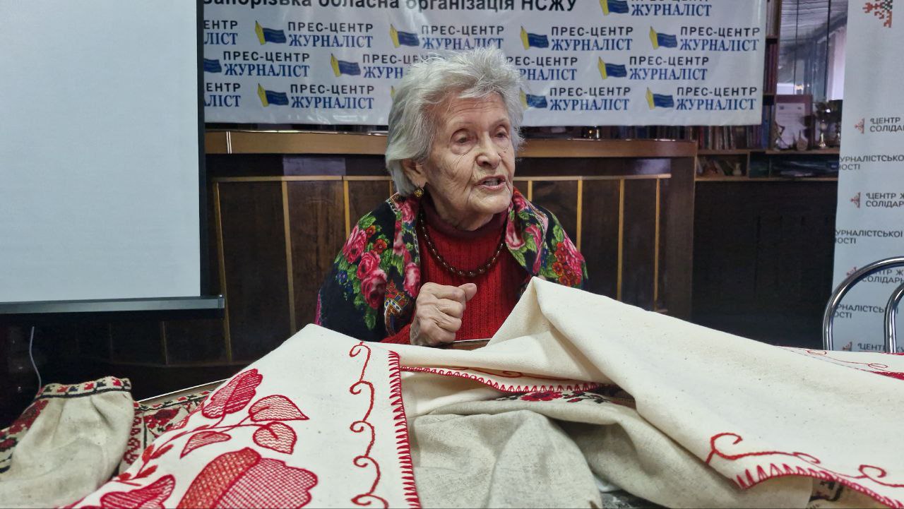 Героїня з вишиванкою: 90-річна запоріжанка Раїса Коляденко поділилася спогадами після порятунку від обстрілу Запоріжжя