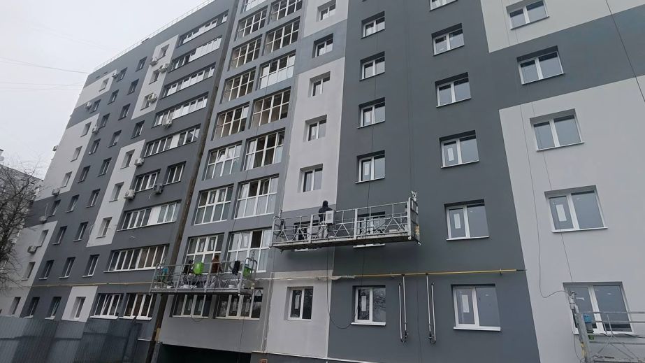 Триває відновлення зруйнованого росіянами будинку у Запоріжжі.