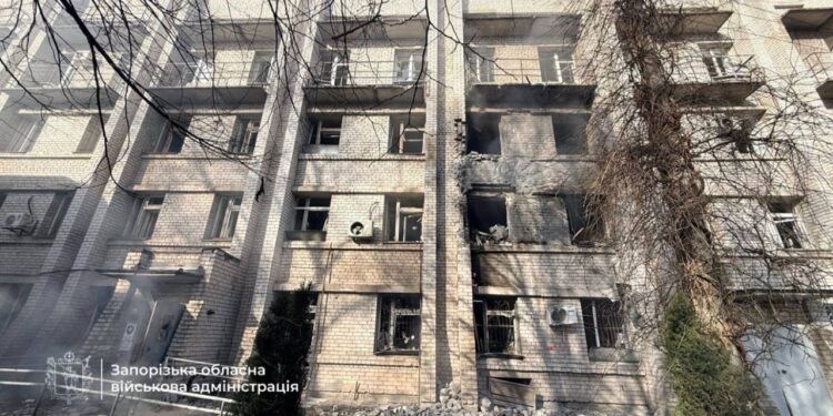 У Запоріжжі перенесуть пологовий будинок, який потрапив під атаку