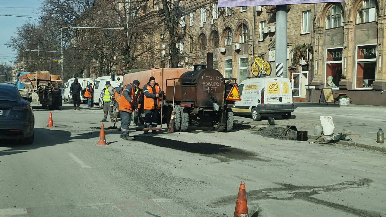 В центрі Запоріжжя розпочали латковий ремонт дороги