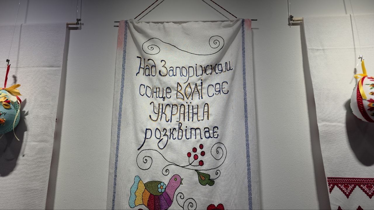 Виставка «Несе Галя воду»: запорізькі майстрині вишили українські пісні на писанках
