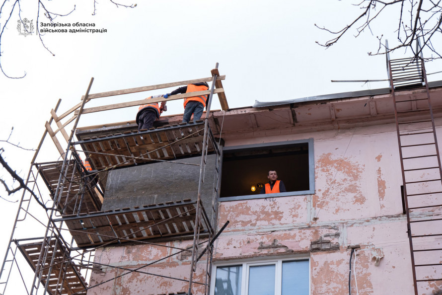 До кінця року у Запоріжжі відбудують будинок, який вразив ворожий удар. ФОТО
