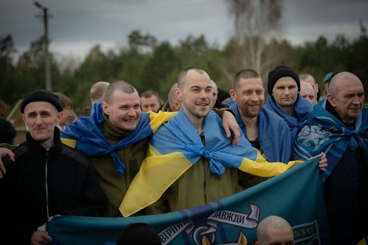З полону повернулись українські захисники: перші емоції